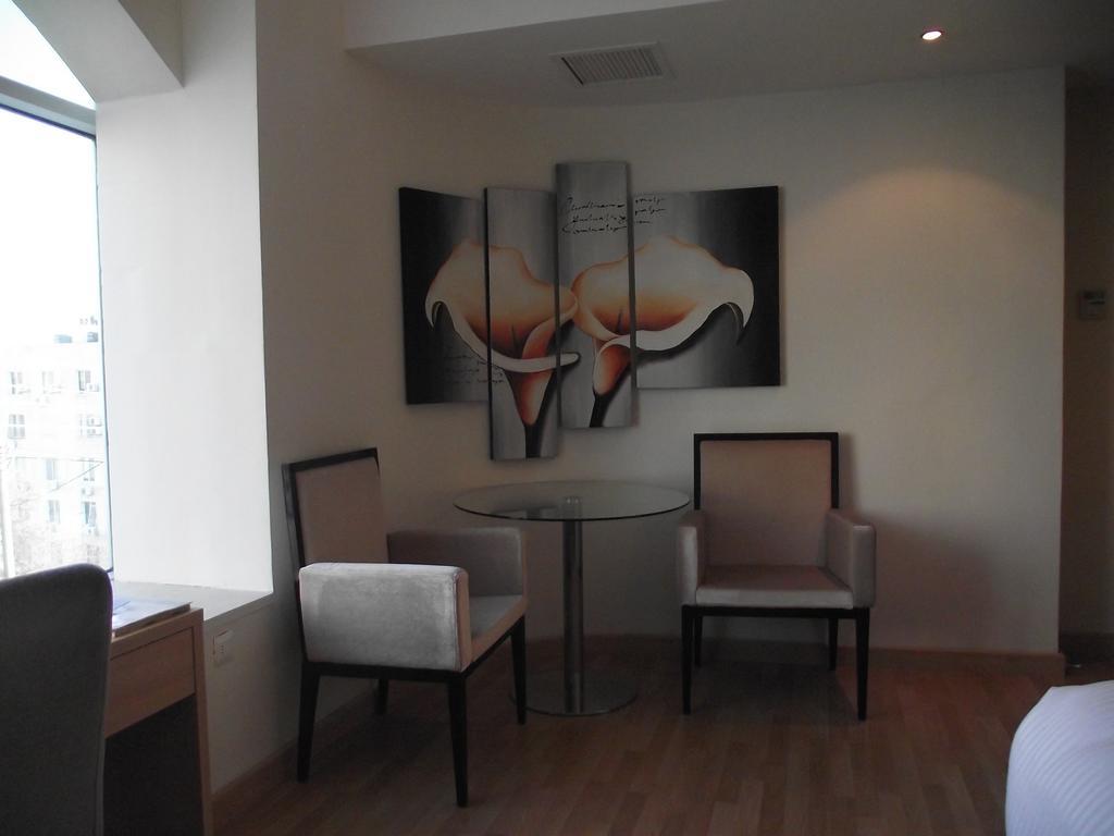 Crystal Hotel Аман Екстериор снимка