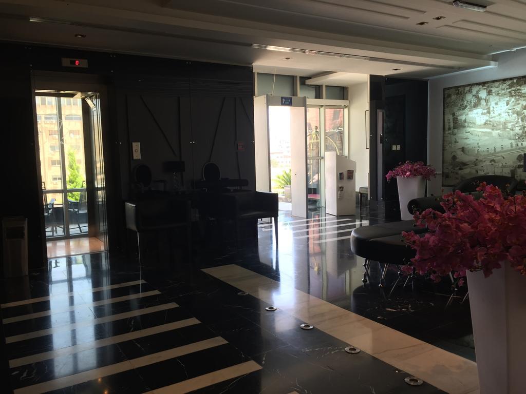 Crystal Hotel Аман Екстериор снимка