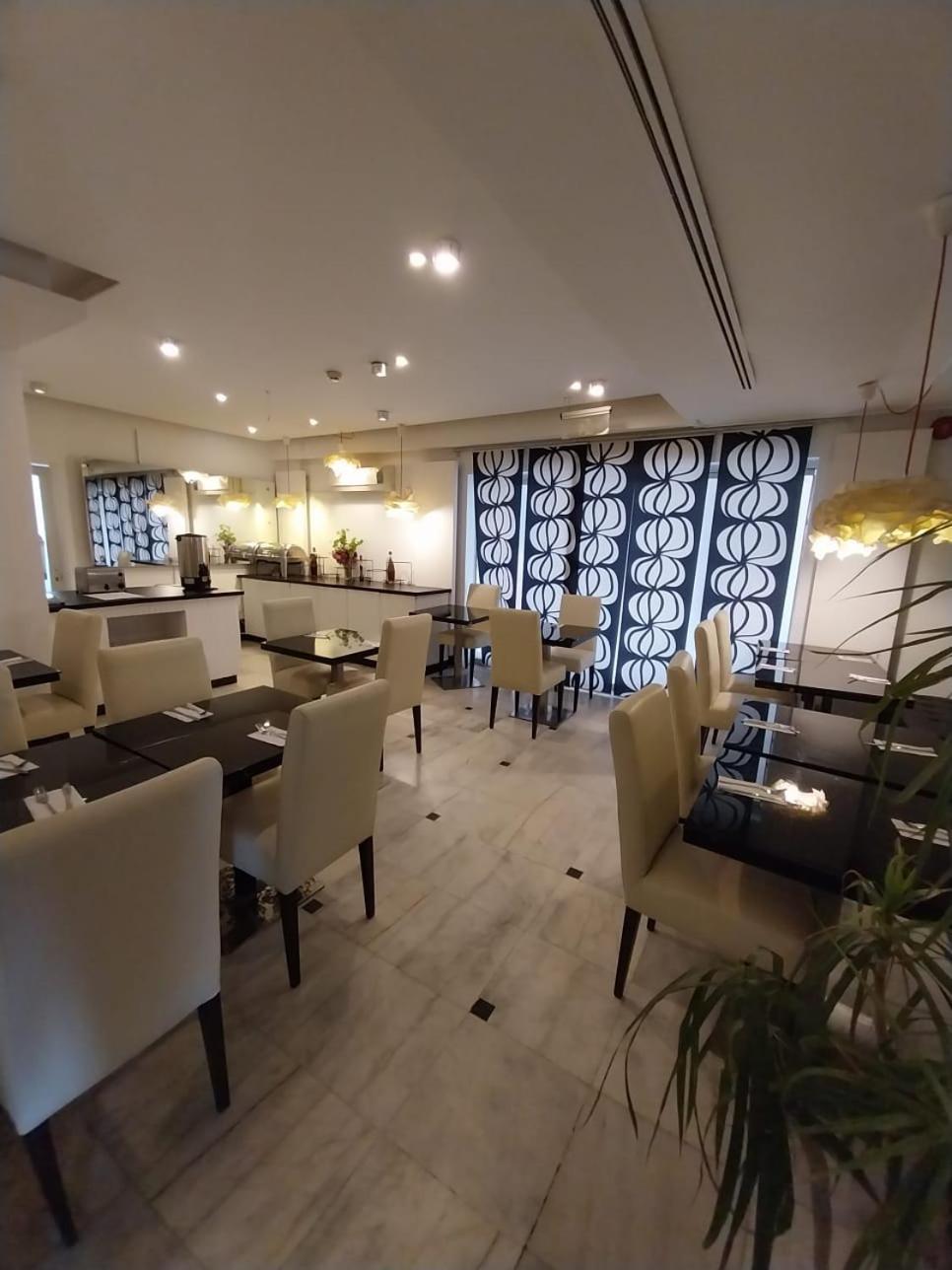 Crystal Hotel Аман Екстериор снимка
