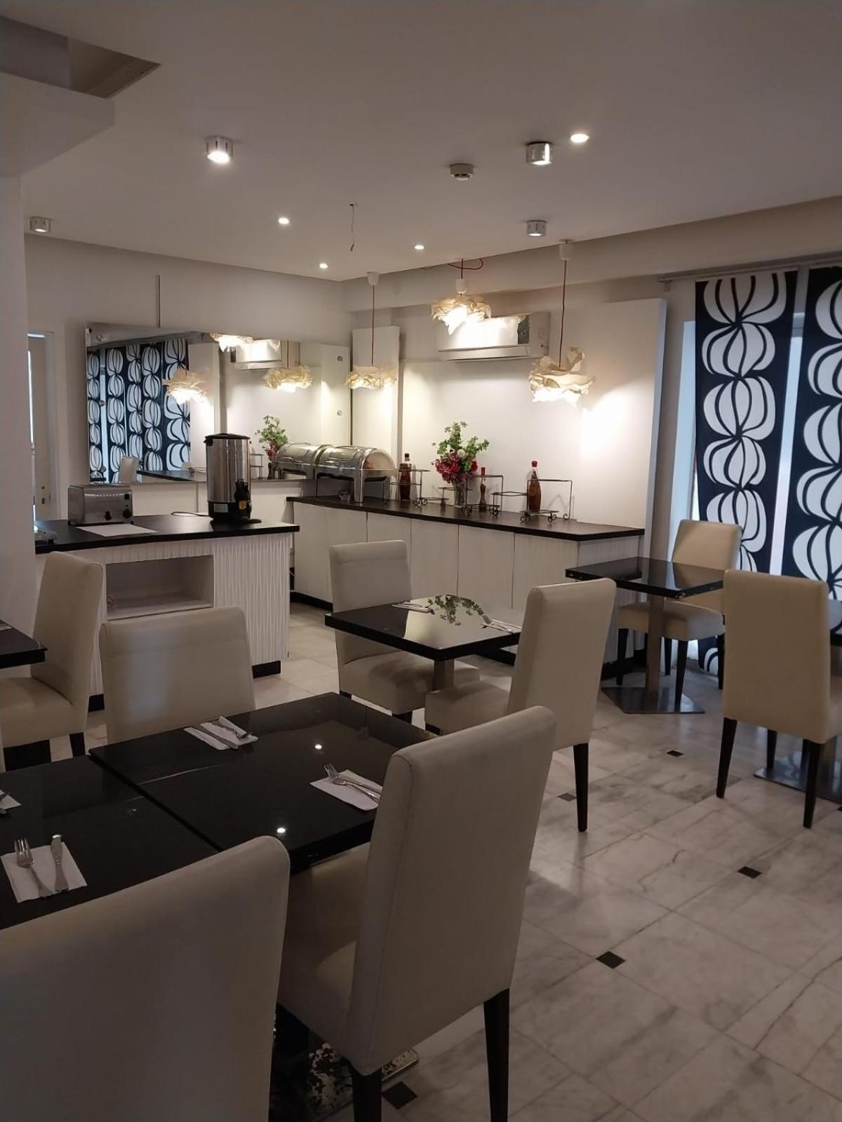 Crystal Hotel Аман Екстериор снимка