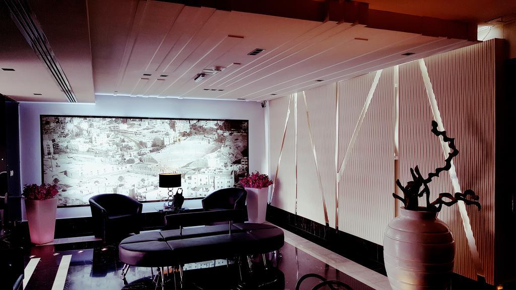 Crystal Hotel Аман Екстериор снимка