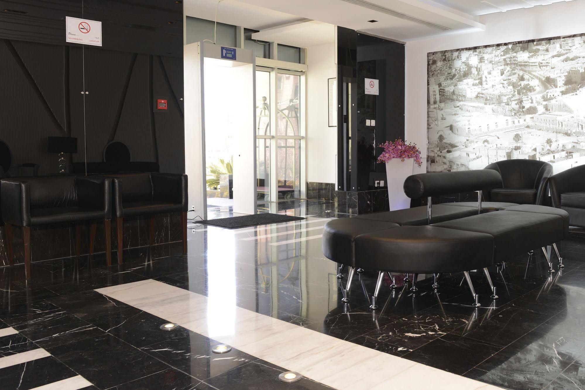 Crystal Hotel Аман Екстериор снимка