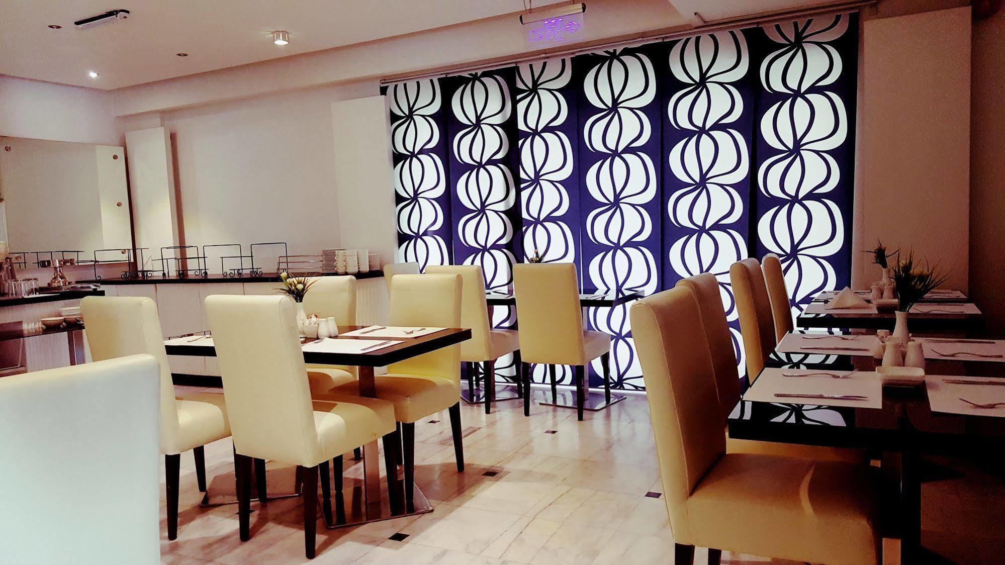 Crystal Hotel Аман Екстериор снимка