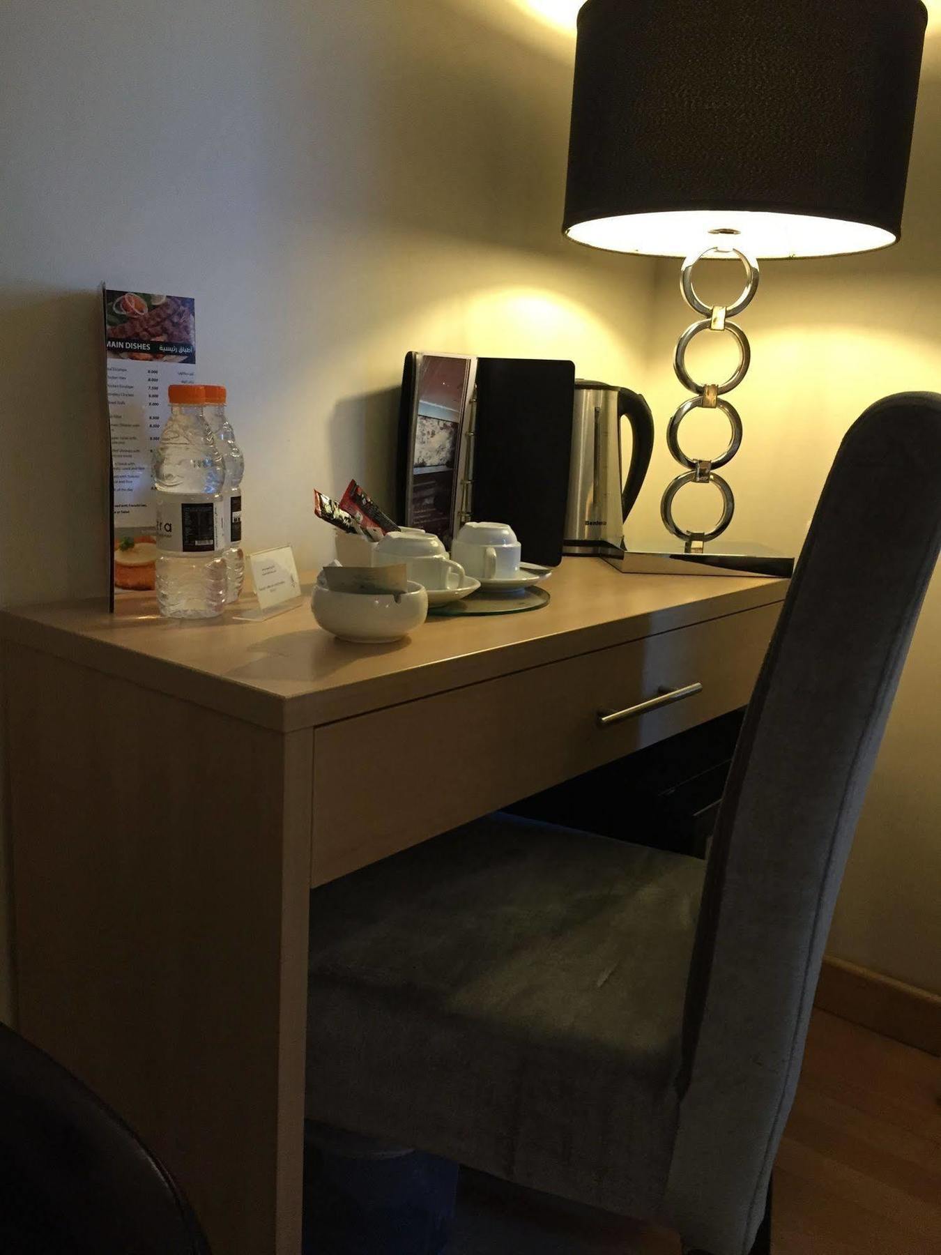Crystal Hotel Аман Екстериор снимка