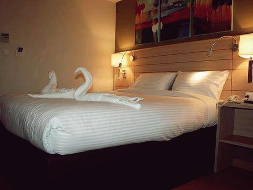 Crystal Hotel Аман Екстериор снимка