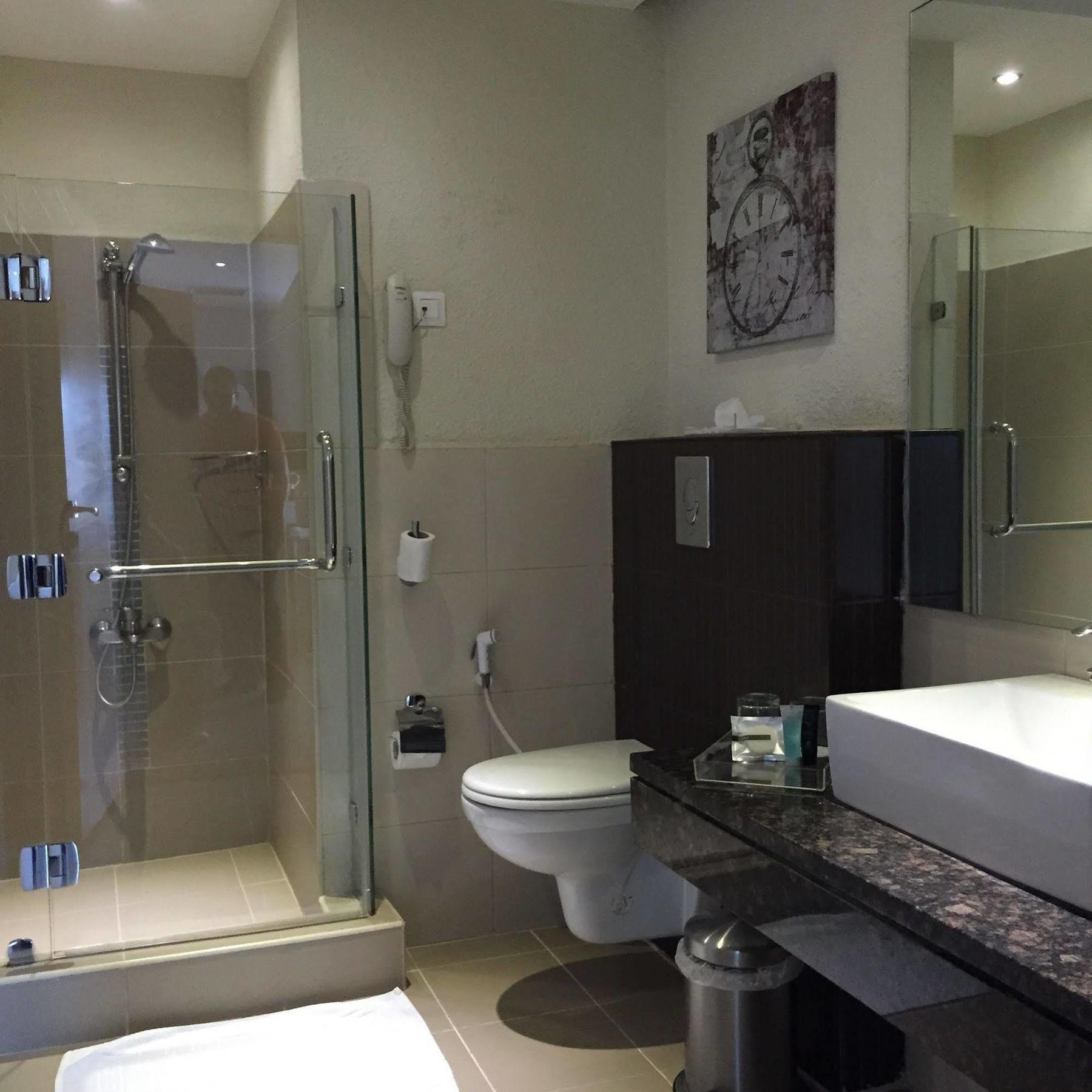 Crystal Hotel Аман Екстериор снимка