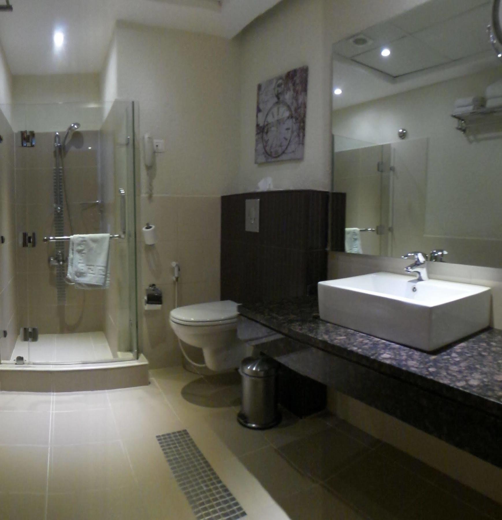 Crystal Hotel Аман Екстериор снимка